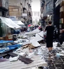 Maltempo, crolla tettoia alla Pignasecca: tragedia sfiorata