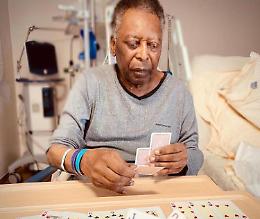 Pelé in ospedale: sta meglio, la foto sui social