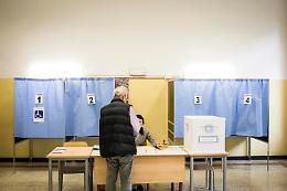 Elezioni a Napoli, il maltempo frena il voto: alle 19 affluenza solo al 36,78%