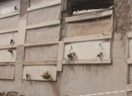 Degrado al cimitero, resti umani in bella vista