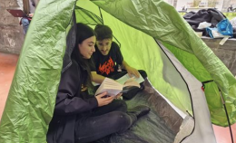 Napoli, gli studenti tornano in piazza con le tende