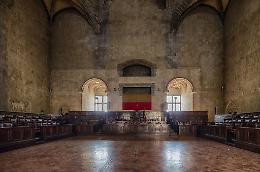 Maxi-schermo alla Sala dei Baroni per i funerali di Napolitano