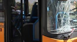Sasso contro il bus, ferito l'autista