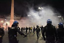 Coprifuoco, scontri a Roma: una decina tra arresti e denunce. Rischio caos anche a Torino
