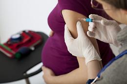 Si vaccina al nono mese di gravidanza, la bimba muore in grembo dopo poche ore