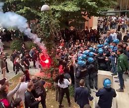 Roma, disordini alla Sapienza: collettivi tentano blitz a convegno destra