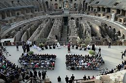 Papa al Colosseo: «Siamo nella terza guerra mondiale»