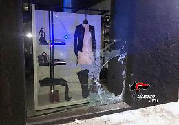 Casoria, spaccata alla boutique delle griffe: 3 arresti