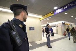 Si inetta droga alla stazione davanti al figlio di un anno
