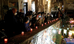 Quartieri Spagnoli, candele davanti al murales del Pibe