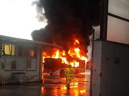 Incendio in deposito bus di Pozzuoli, distrutti tre autobus
