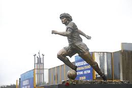 Maradona un anno dopo, inaugurata la statua allo stadio