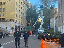 Alberi e rami caduti per il forte vento a Roma, morta una donna a Monteverde