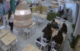 Ragazzini rubano l'albero di Natale al pub davanti ai clienti