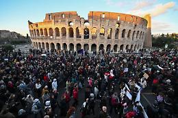 25 novembre, 50mila in piazza a Roma contro la violenza sulle donne