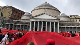 Napoli contro la violenza sulle donne: corteo da piazza Vittoria e flash mob a piazza del Plebiscito