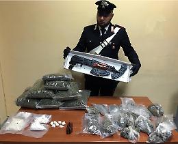 Torre Annunziata, sotto la botola un kalashnikov e droga