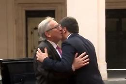 Juncker elogia l’Italia sui migranti: sono un esempio
