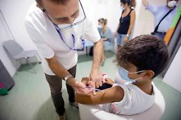 Covid, in Campania altri 13 decessi. E domani arriva Novavax