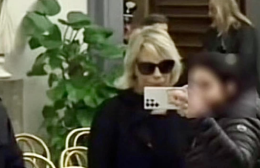 Costanzo, chiedono selfie a Maria De Filippi nella camera ardente: rabbia sui social