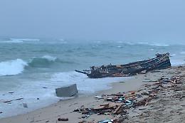 Naufragio davanti alle coste di Crotone: oltre 40 morti, decine i dispersi