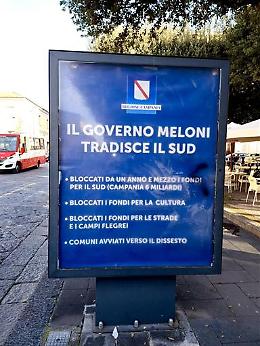 Manifesti Regione contro il Governo: «Tradisce il Sud». Il centrodestra insorge