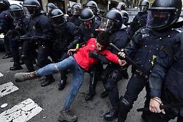 Scontri in Catalogna: 100 feriti