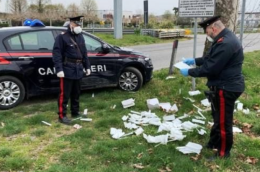 "Persi durante il trasporto". Coronavirus, 400 tamponi sparsi per la strada