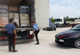 Banditi assaltano tir e rubano prodotti alimentari: autista sequestrato per ore