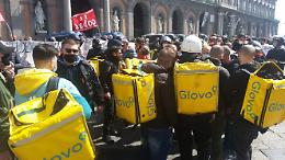 Protesta dei riders a Napoli, blocco stradale e fumogeni