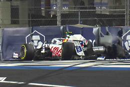 Paura per Mick Schumacher, incidente nelle prove del Gp di Jeddah: portato via in ambulanza
