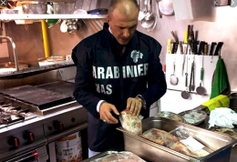 Nas sequestrano 100 chili di pesce in un ristorante a Marechiaro