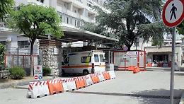 Vuole fare pipì nel vialetto dell'ospedale e picchia il vigilante