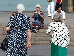 Boom di centenari in Italia e diminuisce l'aspettativa di vita: è la prima volta