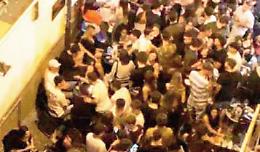 Accerchiato e accoltellato a un braccio dopo diverbio