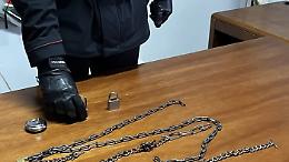 Incatenata al letto e tenuta al buio per giorni, arrestata la madre