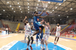 Basket A2, Gevi Napoli-Pistoia 2-0 e semifinale più vicina. Sacripanti: «Gara intensa»