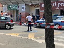 Per strada mezzo nudo, all’improvviso si accascia a terra: è giallo sulla morte