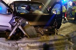 Scontro frontale tra due auto, morti 5 giovani e un operaio a Taranto