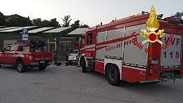 Neonato resta chiuso in auto con 30° gradi: salvato dai vigili del fuoco 