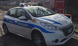 Vigili urbani accerchiati e aggrediti: denunciata una donna