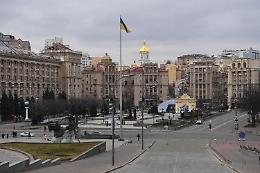 Ucraina, missili Russia su Kiev: colpiti edifici residenziali 