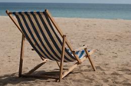 Terribile incidente in spiaggia: bimbo di 5 anni si amputa dito con una sedia a sdraio