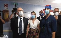 De Luca non cala la mascherina: «Bisogna tenerle, anche sulle orecchie»