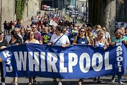 Blitz degli operai Whirlpool agli imbarchi del Molo 