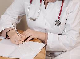 Dottoressa aggredita dai pazienti nello studio medico