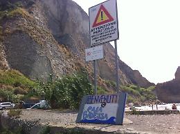 Si inaugura il lido abusivo a Coroglio