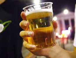 Pozzuoli, titolare di un bar denunciato per alcol ai minori. Il sindaco: «Tolleranza zero»