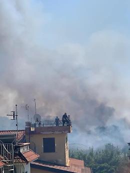 Brucia Cava Micillo, elicottero antincendio e sei autobotti