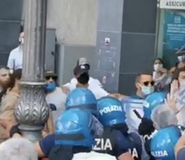 Salvini contestato a Cava, tensioni e carica della polizia